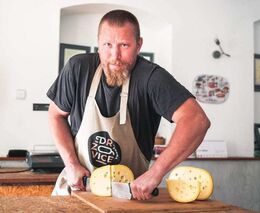 Z města utekli na farmu. Začínali od nuly, dnes vyrábí oceňované sýry a jogurty