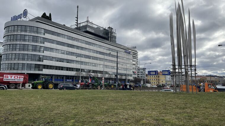Farmářům ukradli pondělní protest antisystémoví aktivisté a taky hladoví agrobaroni 