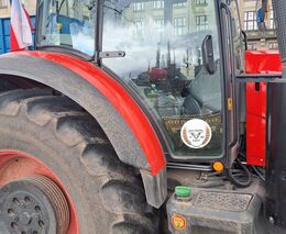 Protest farmářů ve Varšavě se zvrhl v potyčky s policií. Demonstranti zapálili pneumatiky i rakev