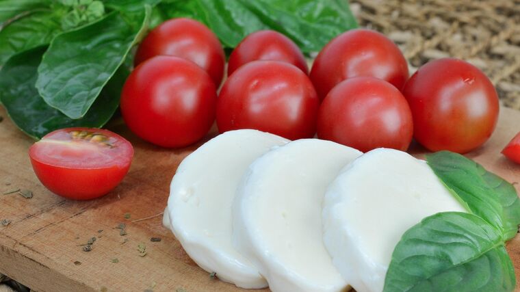 Pro děti pečou sýrový chleba, vaří sirupy a vyrábějí mozzarellu. Tak může vypadat kuchyně ve školce
