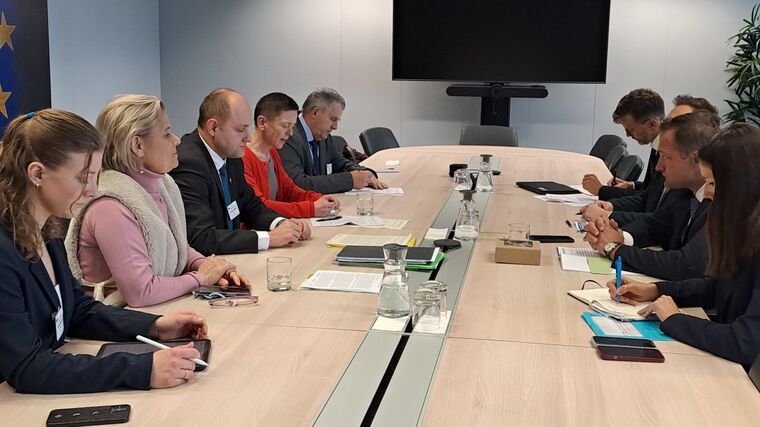 Rodinné farmy proti kolosům. Komisař Hansen přijede na farmy českých sedláků