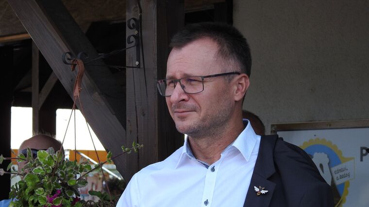 Praštil mikrofonem a vynadal zemědělcům. Scéna, kvůli níž skončil ministr