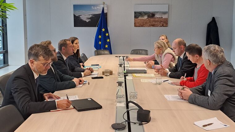 Cíle zemědělské politiky EU by podle komisaře Hansena pomohlo splnit povinné zastropování dotací