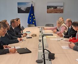 Cíle zemědělské politiky EU by podle komisaře Hansena pomohlo splnit povinné zastropování dotací