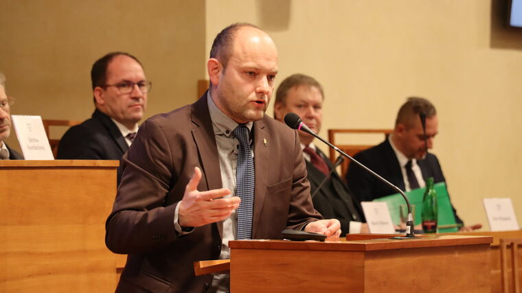 Jaroslav Šebek v Senátu: V české kotlině schází hmatatelnější politická důvěra v klasického sedláka