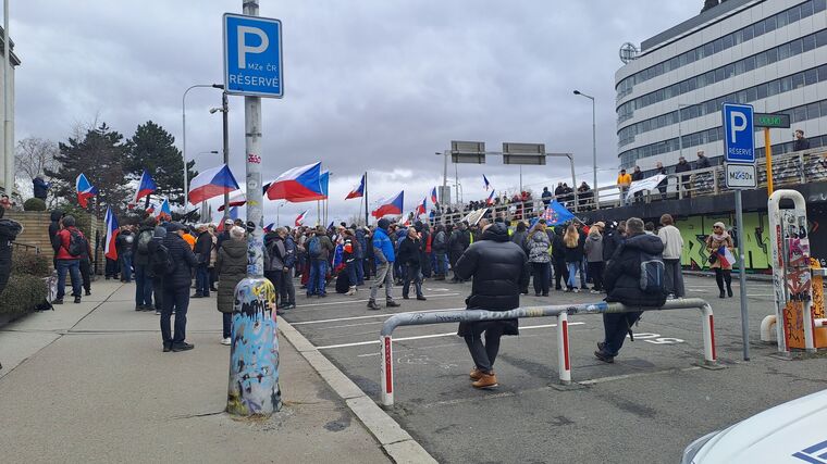 Krádež demonstrace, rozpad a bizarní černé barety na Jandejskově stráži 