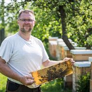 Dotace pro včelaře se ještě letos zvýší. Zaplatí vybavení i kroužky pro děti