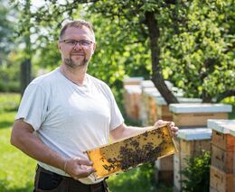 Manželka říká, že mám místo mozku včelu, směje se oceněný včelař