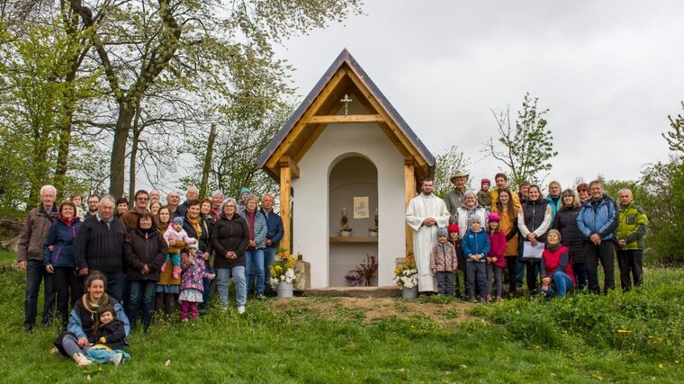 Kaplička sv. Jiří nad statkem v Hronově Vesci