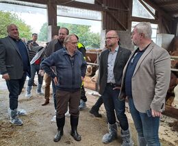 Sedláci ukázali své grunty politikům Pardubického kraje