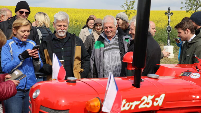Prezident je v kombajnu, pak dojí krávu. Kouzlo Země živitelky