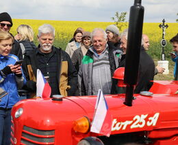 Prezident je v kombajnu, pak dojí krávu. Kouzlo Země živitelky