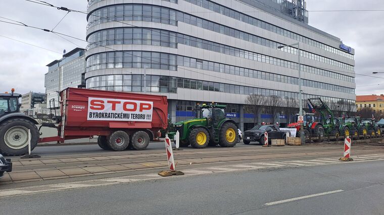 Pokračující zemědělské protesty potvrzují, že seškrtání ekologických ambicí bylo zbytečné