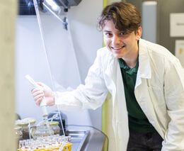 Student zkouší vyrobit hnojivo z odpadu, který vzniká v recirkulačních chovech ryb