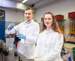 Vědci testují využití kávové sedliny při čištění odpadní vody