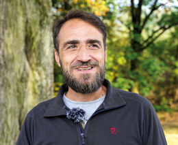 V práci se zabývá uměleckými skvosty, doma šéf muzea nazouvá holínky a vede statek