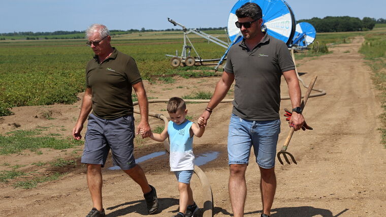Pěstuje brambory v kraji vinařů. Láká na ně první borůvkovou plantáží