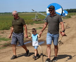 Pěstuje brambory v kraji vinařů. Láká na ně první borůvkovou plantáží