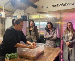 Klub mladých farmářů navštívil HerbaFabricu: Inspirace pro budoucnost městského farmaření
