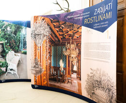 Lednický zámek v letních měsících rozzáří květiny