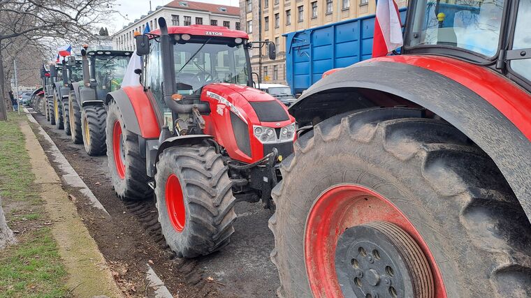 Demonstrace veřejné ostudy aneb Co mají společného Babišův kohout Silver a hnůj před Strakovkou?