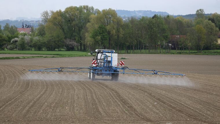 Nová zpráva EU o pesticidech v našem jídle. Máme být v klidu, nebo se cítit otráveně?