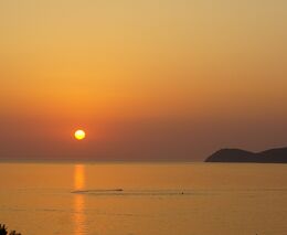 Moře o teplotě 28 stupňů Celsia znamená nejen více medúz, ale i nynější extrémní lijáky