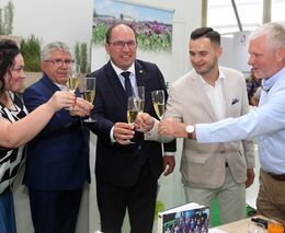 Na Zemi živitelce představil dnes ministr Výborný knihu o sedlácích a nejen pro sedláky vydanou ASZ