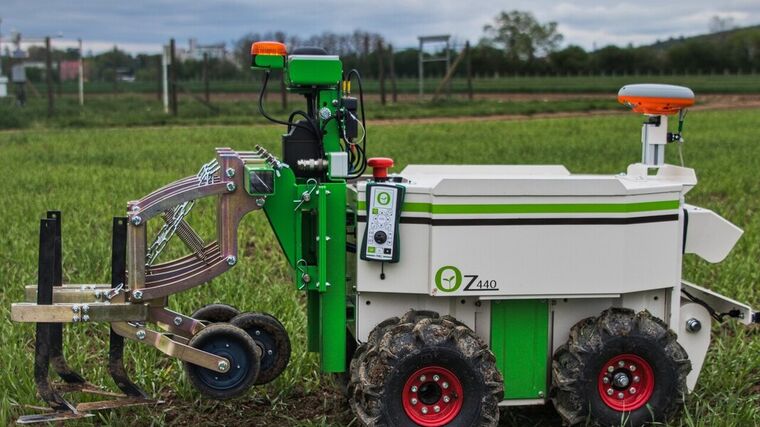 Při pokusech na polní stanici pomáhá od letoška malý robot