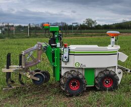 Při pokusech na polní stanici pomáhá od letoška malý robot