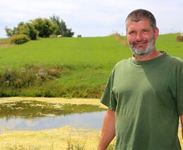 V Nové Říši, v domě obklopeném květinami, žije Karel Ježek, místopředseda ASZ Jihlava