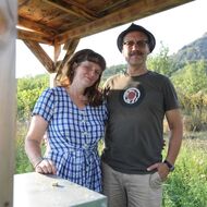 David Matásek zrekonstruoval dům z drážních vagonů. Z ruiny na Děčínsku je dnes útulná chalupa