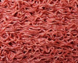 Šizené mleté maso a stamilionové státní dotace. Tak hospodaří nejen Kostelecké uzeniny