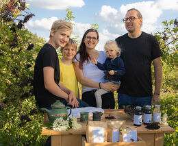 Před heřmánkem smekni, před bezem klekni. Výrobce sirupů uchová i bezovou vůni 